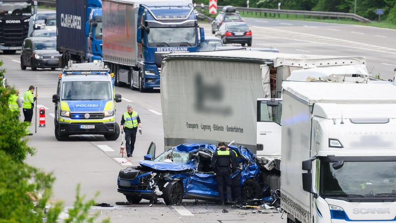 Die Autobahn wurde kurzzeitig komplett gesperrt.