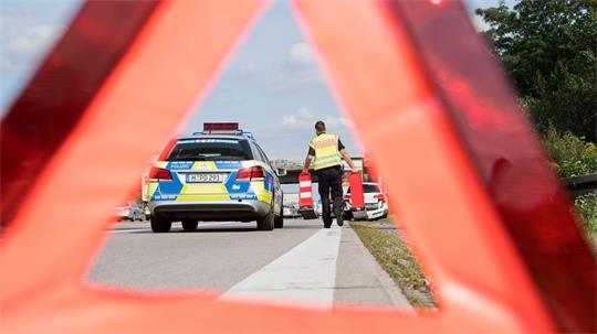 Die Autobahn wurde nach dem Unfall für mehrere Stunden gesperrt. (Symbolbild)