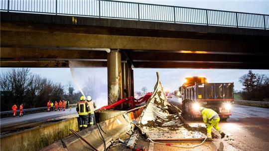 Die Autobahn zwischen Barsbüttel und Stapelfeld wurde in beide Richtungen gesperrt.