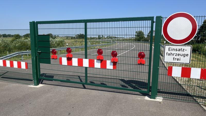Die Autobahnanschlussstelle Buxtehude Mitte ist fertig, wird aber noch für Jahre gesperrt bleiben. Der Autobahnzubringer über die Rübker Straße ist noch nicht fertig und wird noch Jahre brauchen bis zur Fertigstellung.