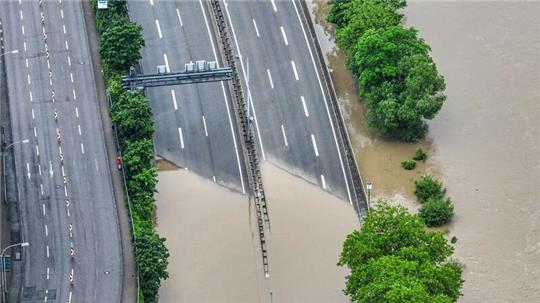 Die Autobahnauffahrt zur A620 in Saarbrücken ist überschwemmt. Heftiger Dauerregen hat im Saarland vielfache Überflutungen und Erdrutsche verursacht.