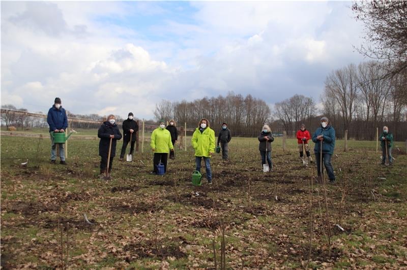 Die Autobahngegner griffen zum Spaten: Die Betroffenengemeinschaft im Abschnitt 7, Vertreter der Initiative A 20-nie, von Jägerschaft und Umweltschutzverbänden setzten ein Zeichen für den Klimaschutz und pflanzten am globalen Klimastreiktag