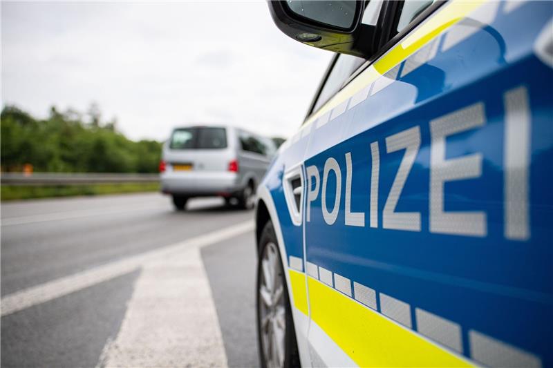 Autobahnpolizei jagt Spinddiebe aus Bremervörder Familienbad auf A7 Die Autobahnpolizei Hamburg stoppte die Diebe auf der A7. Die jungen Männer versuchten noch zu flüchten. Foto: dpa