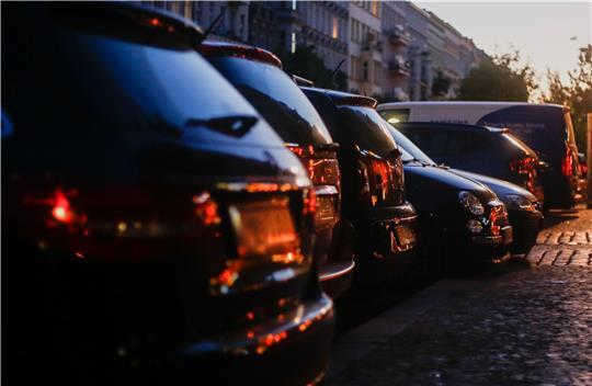 Die Autodiebe scheuen sich nicht, auch mitten in Wohngebieten oder auf Privatgrundstücken zuzuschlagen. (Symbolbild)