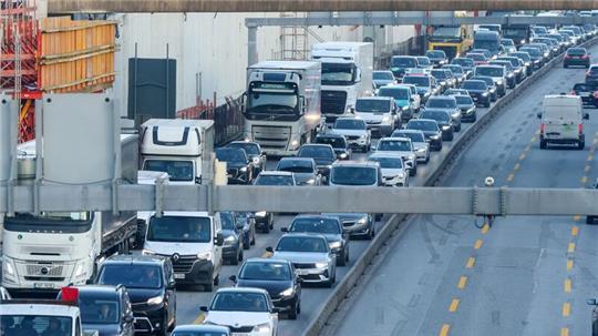 Die Autofahrer im Raum Hamburg erwartet von Freitagmorgen bis Montagabend eine besonders schwierige Verkehrslage in Hamburg.