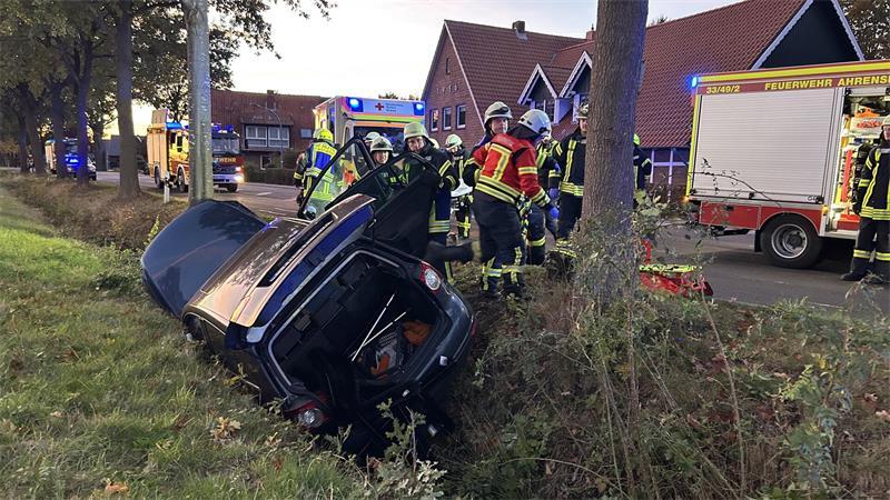 Die Autofahrerin aus Gräpel fuhr über den Gegenverkehr nach links in den Graben an der L127 in Ahrensmoor.
