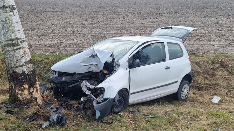 63-jährige Autofahrerin nahe Apensen tödlich verunglückt Die Autofahrerin kam aus bislang ungeklärter Ursache nach rechts von der Straße ab und prallte gegen den Baum.