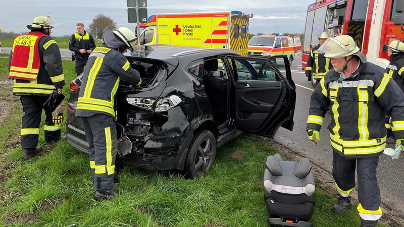 Autofahrerin kollidiert auf B3 in Buxtehude mit Lkw Die Autofahrerin war alleine unterwegs und wurde sowohl vorne als auch hinten vom Lkw getroffen.