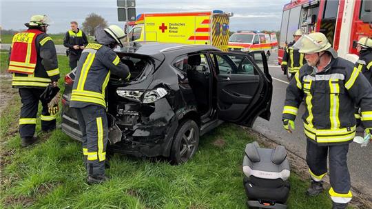 Die Autofahrerin war alleine unterwegs und wurde sowohl vorne als auch hinten vom Lkw getroffen.