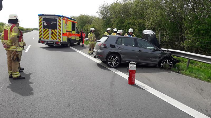 Unfall auf der A26: Hybridwagen prallt in die Leitplanken Die Autofahrerin wurde von der Johanniter Unfallhilfe ins Elbe Klinikum Stade gebracht.