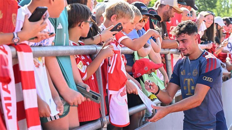 Die Autogramme von DFB-Stars wie Aleksandar Pavlovic sind gefragt.