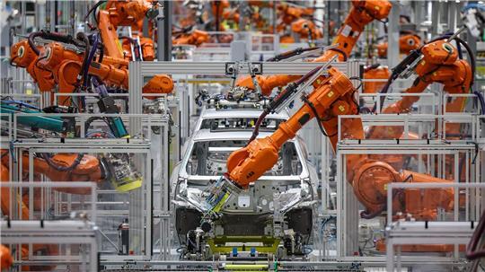 Die Autoindustrie hat deutlich weniger Industrieroboter aufgestellt. (Archivbild)