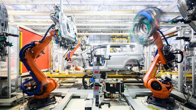 Die Autoindustrie ist hierzulande ein wichtiger Abnehmer von Industrierobotern. (Archivbild)