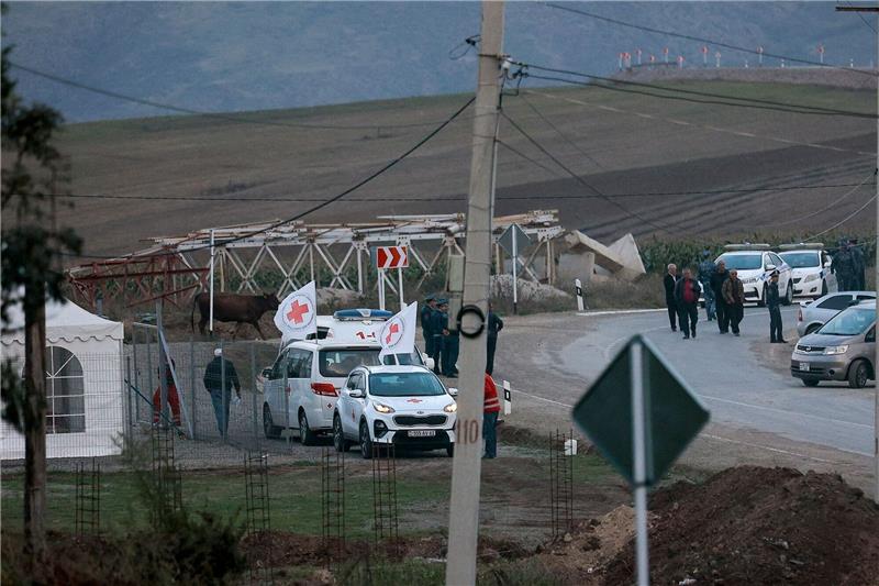 Erste Flüchtlinge aus Berg-Karabach kommen nach Armenien Die Autokolonne mit der ersten Gruppe von etwa 30 Personen aus Berg-Karabach steht an einem Kontrollpunkt nahe des Dorfes Kornidzor.