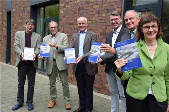 Die Autoren des neuen Buches (von links): Norbert Fischer, Michael Schirmer, Bernd Kappelhoff, Michael Ehrhardt, Hans-Eckhard Dannenberg und Beate Fiedler. Foto: Strüning