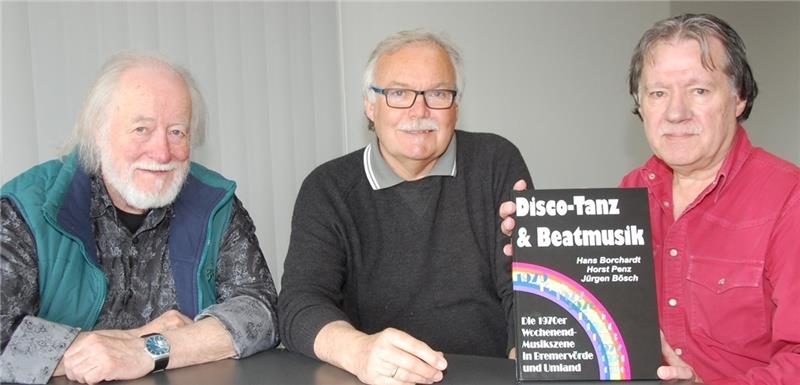 Die Autoren mit ihrem Buch (von links): Hans Borchardt, Jürgen Bösch und Horst Penz. Foto Klöfkorn