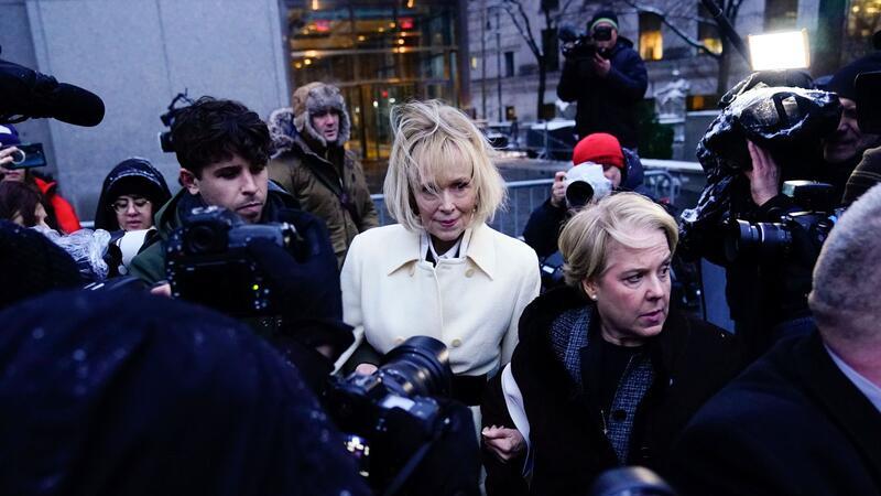 Verleumdungsprozess: Richter droht Trump mit Ausschluss Die Autorin E. Jean Carroll verlässt das Bundesgericht in Manhattan nach dem Beginn ihres zweiten Verleumdungsprozesses gegen Donald Trump.