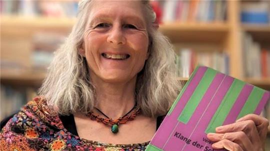 Die Autorin Verena Liebers liest aus ihrem Buch „Klang der Schritte“.