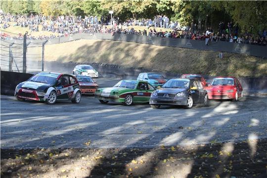 Die Autos der Super-National-Konkurrenz um Lokalmatador Ralph Wilheim (rechts) drängeln sich durch die Sparkassenkurve. Foto: Estering