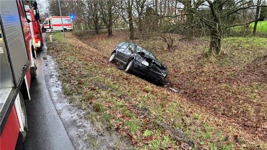 Die Autos prallten im Kreuzungsbereich aufeinander.