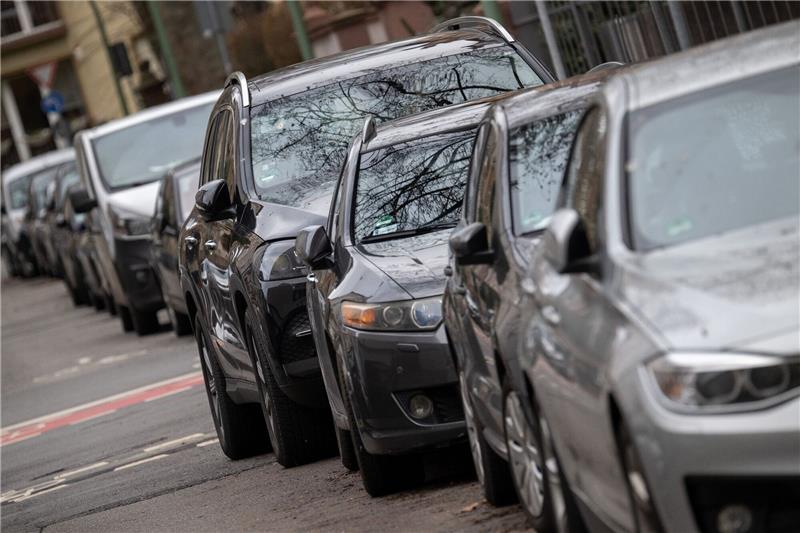 Erneut Aktivisten-Attacke auf 33 Autos in Hamburger Nobelgegend Die Autos waren in den Straßen Alsterchaussee, Hansastraße und Parkallee geparkt. Symbolfoto: dpa