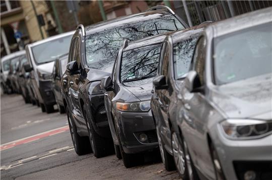 Die Autos waren in den Straßen Alsterchaussee, Hansastraße und Parkallee geparkt. Symbolfoto: dpa