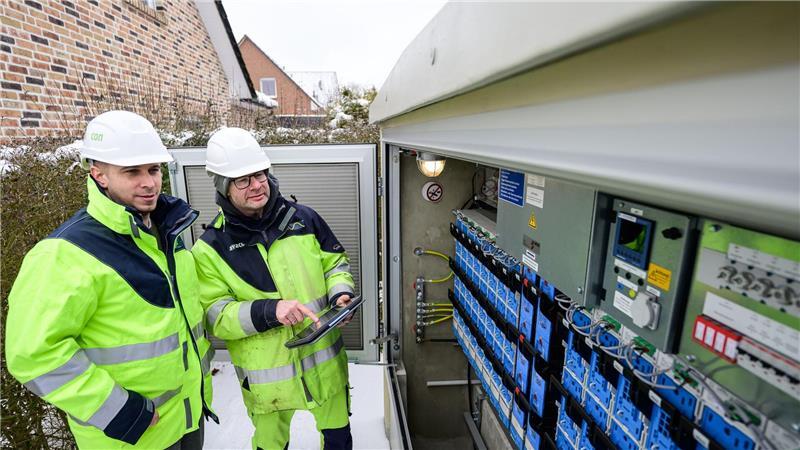 „Deutschlandweit Vorreiter“: 300 Ortsnetzstationen werden digitalisiert Die Avacon-Mitarbeiter Florian Hintz (l) und Andreas Formann blicken zusammen in eine Ortsnetzstation, die bereits digitalisiert wurde.