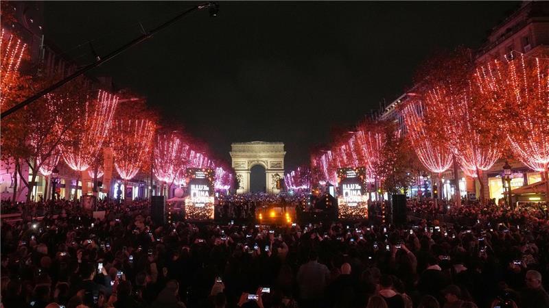 Die Avenue Champs Elysee  strahlt zur Weihnachtszeit im Lichterglanz. 