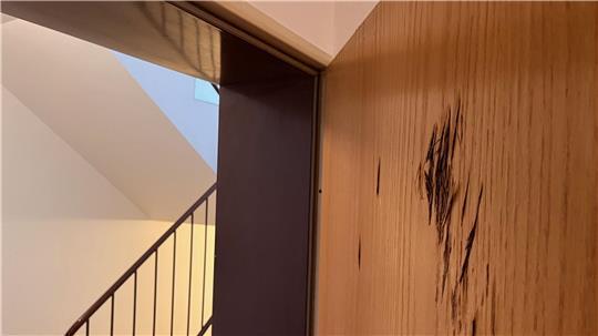 Die Axthiebe haben Spuren hinterlassen. Sichtbar an der Wohnungstür, vor allem aber bei den Mietern des Himmelpfortener Mehrfamilienhauses.