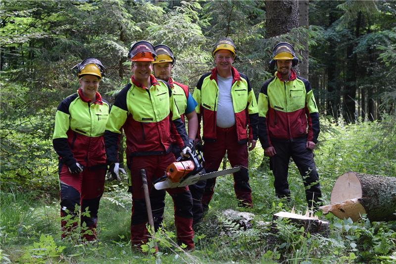 Die Azubis Milena Brünjes, Thore Schlüter, Torge Both sowie Kaspar von Harling (von links) mit Ausbilder Detlev Lippert.