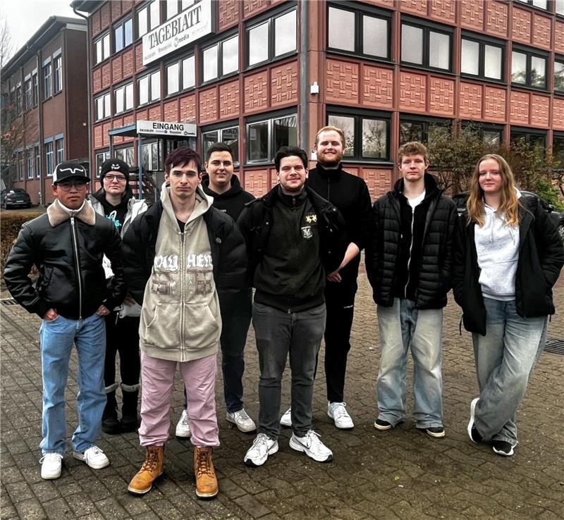 Die Azubis der Fleischerklasse beim Besuch im Pressehaus (von links): Phoom Photiwat, Michelle Schwaß, Lukas Buck, Finn Drczymalla, Alessandro Sinatra, Bastian Hey, Jason Dean und Jolie Jean Brumm.