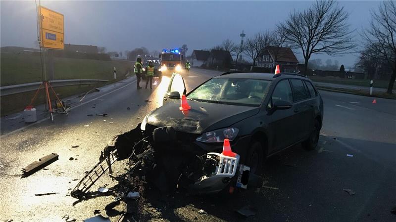 Die B 73 ist im Bereich Cuxhaven-Altenbruch am Mittwochmorgen nach einem schweren Verkehrsunfall voll gesperrt worden. Foto: Unruh