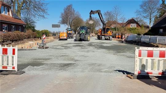 Die B-74-Durchfahrt nach Stade ist in Elm gesperrt. Die Bauarbeiten dauern voraussichtlich bis Ende Mai oder gar bis Juni.