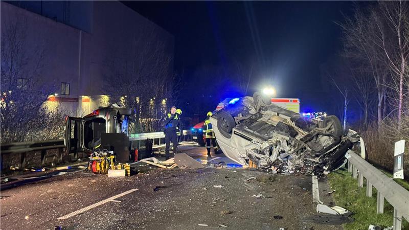 Die B213 war nach dem Unfall in beide Richtungen gesperrt.