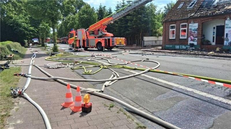 Die B73 blieb bis in den Nachmittag vollständig gesperrt - der Verkehr wich auf Nebenstraßen aus.