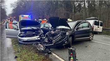 Die B73 glich einem Trümmerfeld. Überall lagen verstreute Autoteile.
