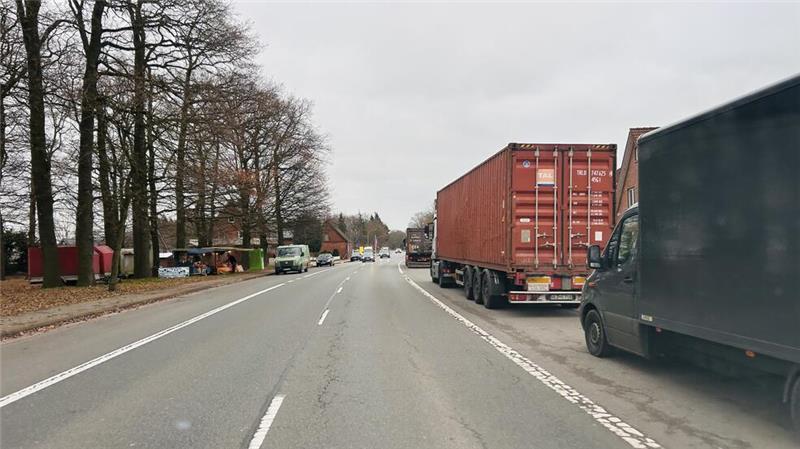 Baustelle ab Frühjahr: Sanierung der B73 ist einen Schritt weiter Die B73 hat zu beiden Seiten der Fahrbahn in Düdenbüttel üppige Mehrzweckstreifen, die auch als Parkstreifen genutzt werden. Nach dem Umbau werden Parkflächen ausgewiesen.
