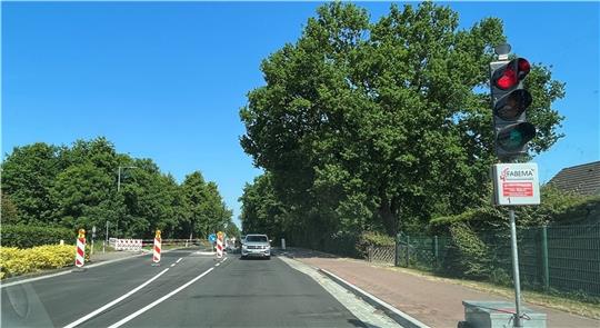 Die B73 in Agathenburg ist am Ortsschild kurz vor Stade wieder (halbseitig) gesperrt. Foto: Vasel