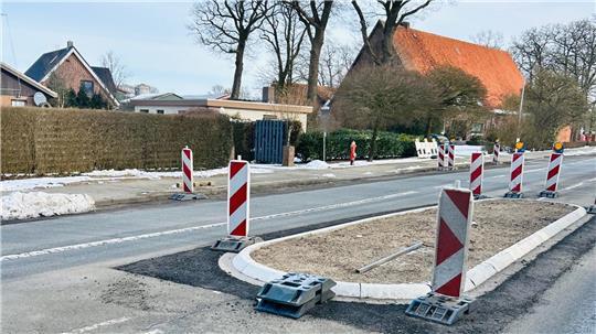 Die B73 in Düdenbüttel wird saniert - ab der kommenden Woche gehen die Bauarbeiten weiter. Pendler müssen durch halbseitige Sperrungen mit Behinderungen rechnen.