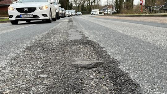 Die B73 in der Ortsdurchfahrt Himmelpforten. Im Frühjahr 2026 soll die Sanierung starten und bis zu drei Jahre dauern.