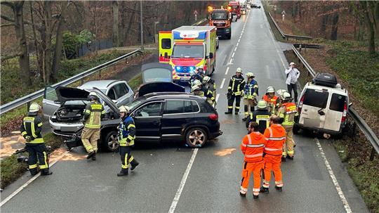 Die B73 ist wegen eines schweren Verkehrsunfalls bei Neukloster gesperrt.