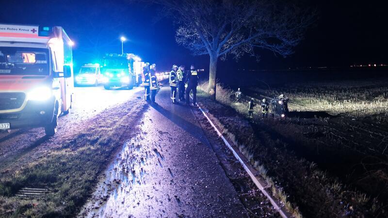 Autofahrerin bei Unfall auf B73 schwer verletzt - Staus im Berufsverkehr Die B73 war für die Rettungs- und Bergungsmaßnahmen voll gesperrt.