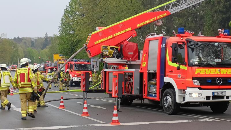 Großfeuer-Alarm an der B73: Gesamte Stader Feuerwehr im Einsatz Die B73 wurde für eineinhalb Stunden gesperrt.