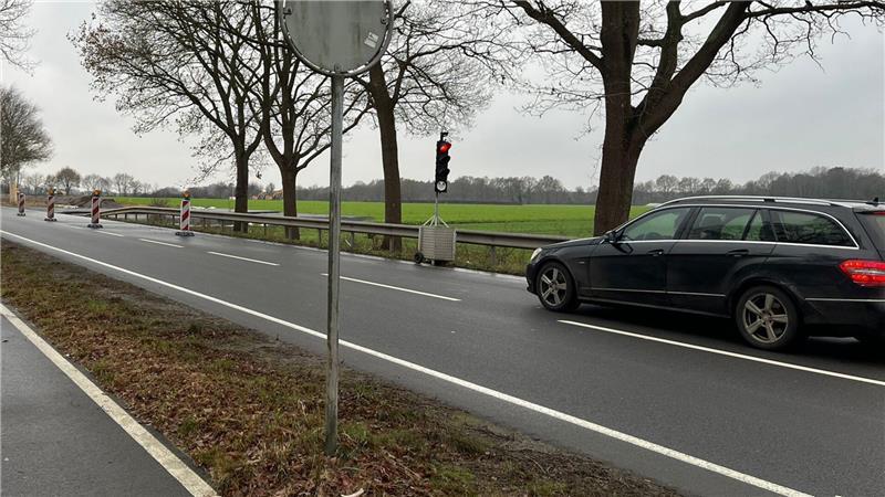 Die B74 am Ortseingang von Wiepenkathen ist seit Mitte November halbseitig gesperrt.