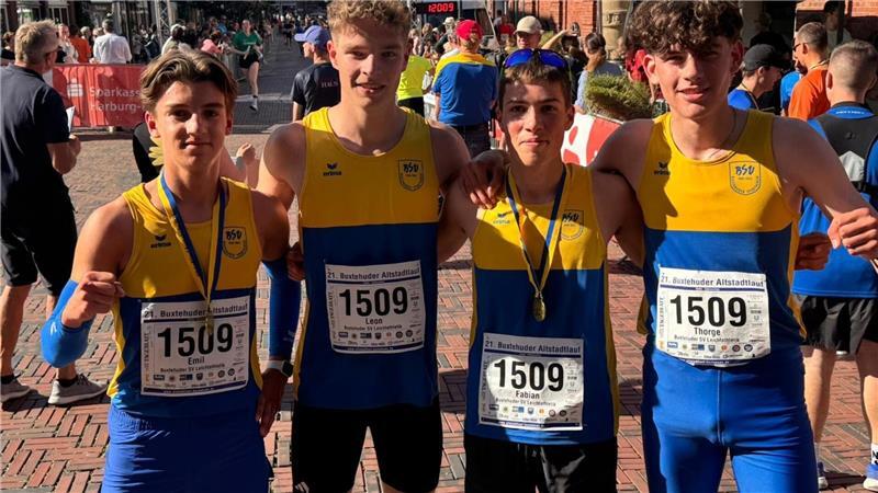 Die BSV-Athleten Emil Keppler, Leon Scheffer, Fabian Mikolaiczyk und Thorge Sundermann (von links) gewannen die Halbmarathon-Staffel.