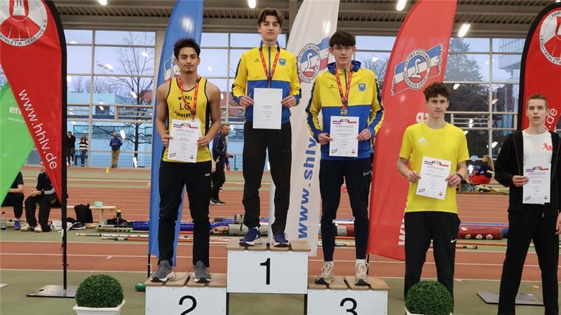 Die BSV-Athleten Emil Keppler und Thorge Sundermann bei der Siegerehrung über die 800m.