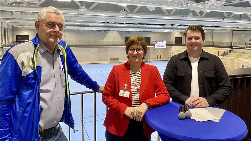 Kühlschränke statt Konflikte: BSV und Stadt legen Hallen-Streit bei Die BSV-Geschäftsführer Peter Prior (links) und Timm Hubert mit Bürgermeisterin Katja Oldenburg-Schmidt.