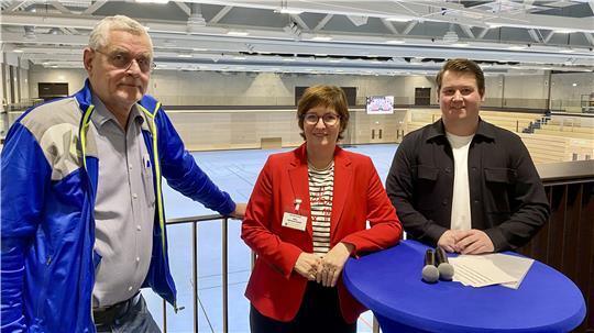 Die BSV-Geschäftsführer Peter Prior (links) und Timm Hubert mit Bürgermeisterin Katja Oldenburg-Schmidt.