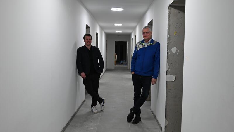 Wohnheim über der Sparkasse: Hier wohnen bald die Handball-Talente des BSV Die BSV-Geschäftsführer Timm Hubert (links) und Peter Prior auf der zweiten Etage des Sparkassen-Neubaus. Hier hat der Verein 17 Appartements angemietet.