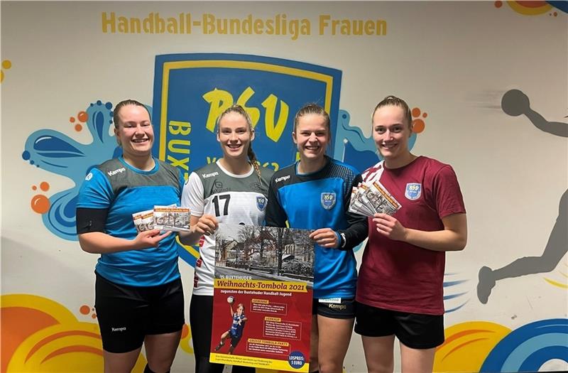 Die BSV-Handballerinnen Lisa Antl, Charlotte Kähr, Teresa von Prittwitz und Meret Ossenkopp (von links) präsentieren die Glückslose.